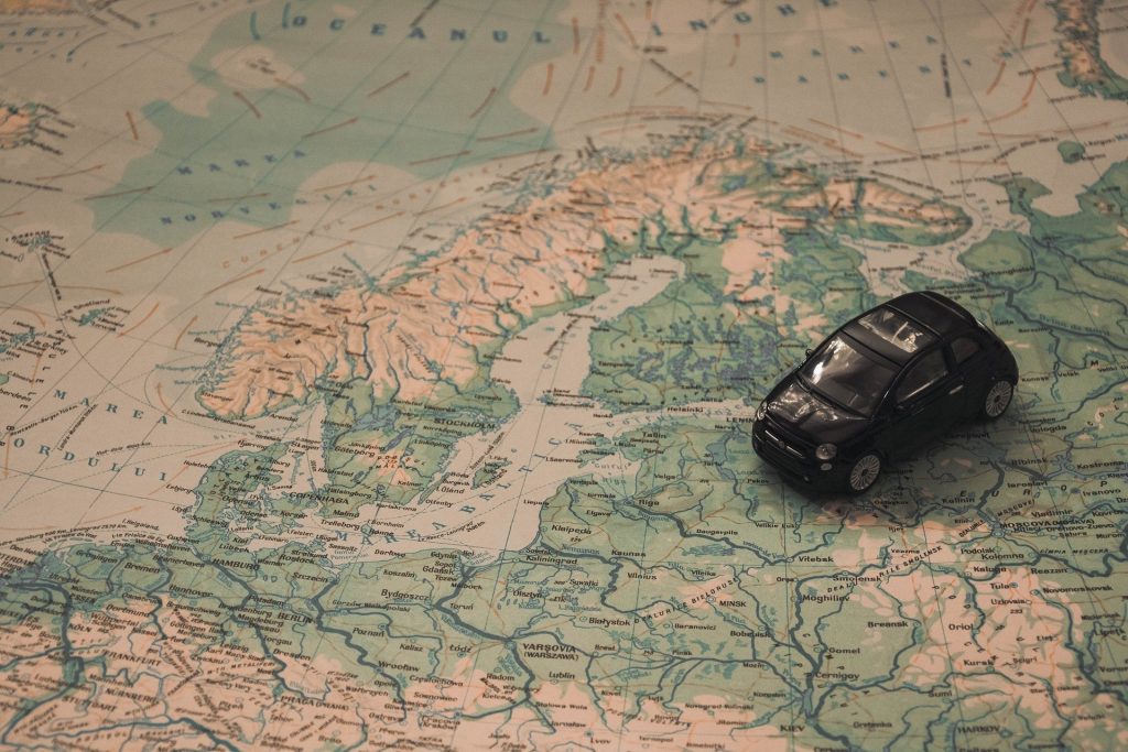Ilustración-coche-juguete-en-mapa