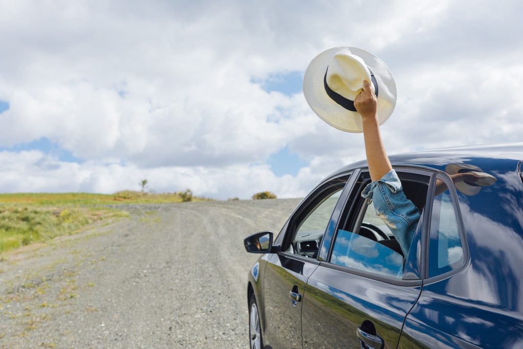 Ilustración-coche-en carretera