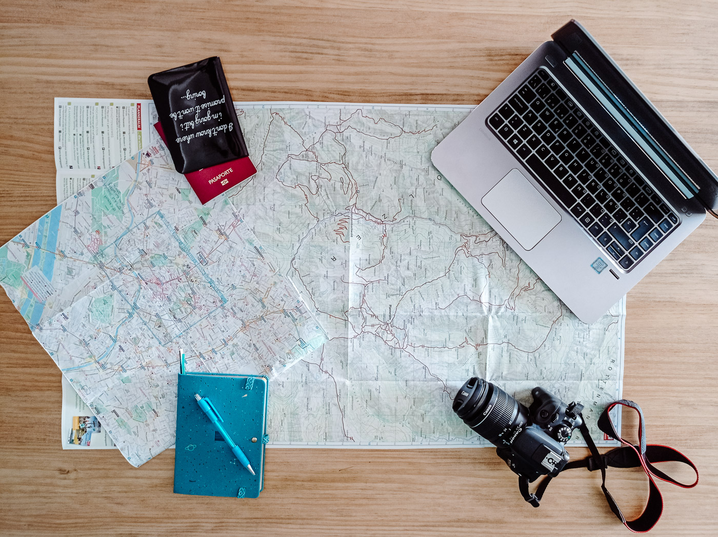 Mapa-cámara-portátil-pasaporte-libreta