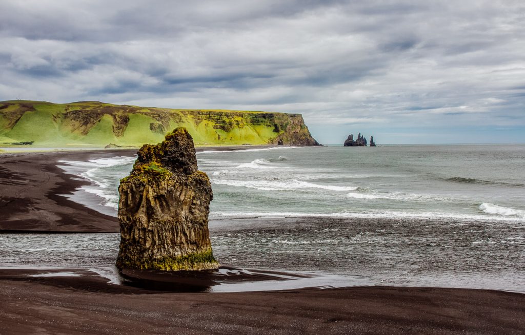 Playa-arena-negra-Reynisfjara-Islandia